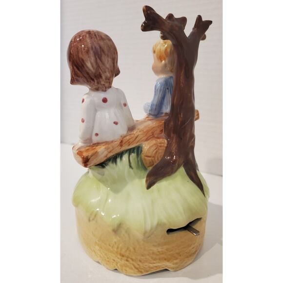 Lefton Music Box With Boy And Girl Sitting Together On A Bench Made In Japan - Picture 3 of 6